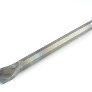 Op de afbeelding: Een handgereedschap van donkergrijs metaal met een zeshoekige schacht en een platte, afgeschuinde beitelpunt aan het ene uiteinde. Het gereedschap heeft een licht uitlopende, afgeronde slagkop aan het andere uiteinde met een gladde afwerking.