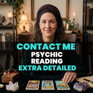 Può includere: Una persona con una fascia scura e orecchini a cerchio dorati siede a un tavolo con tre carte dei tarocchi chiamate The Lovers, Two of Cups e The Star. Il testo CONTACT ME PSYCHIC READING EXTRA DETAILED è sovrapposto. Cristalli e una scatola di legno.