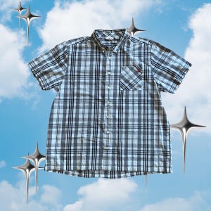 Puede incluir: Una camisa de manga corta con botones y un patrón de cuadros en tonos azul claro, blanco y negro. La camisa incluye un cuello estándar, una tapeta de botones frontal y un bolsillo en el pecho en el lado izquierdo con un pequeño logo rojo.