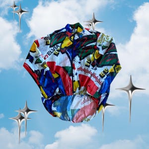 Op de afbeelding: Een wielershirt met lange mouwen en een levendige, meerkleurige grafische print met diverse logo's, waaronder Elvia en Hotelplan. Het kledingstuk is voorzien van een volledige ritssluiting aan de voorzijde, een hoge kraag en een elastische zoom.