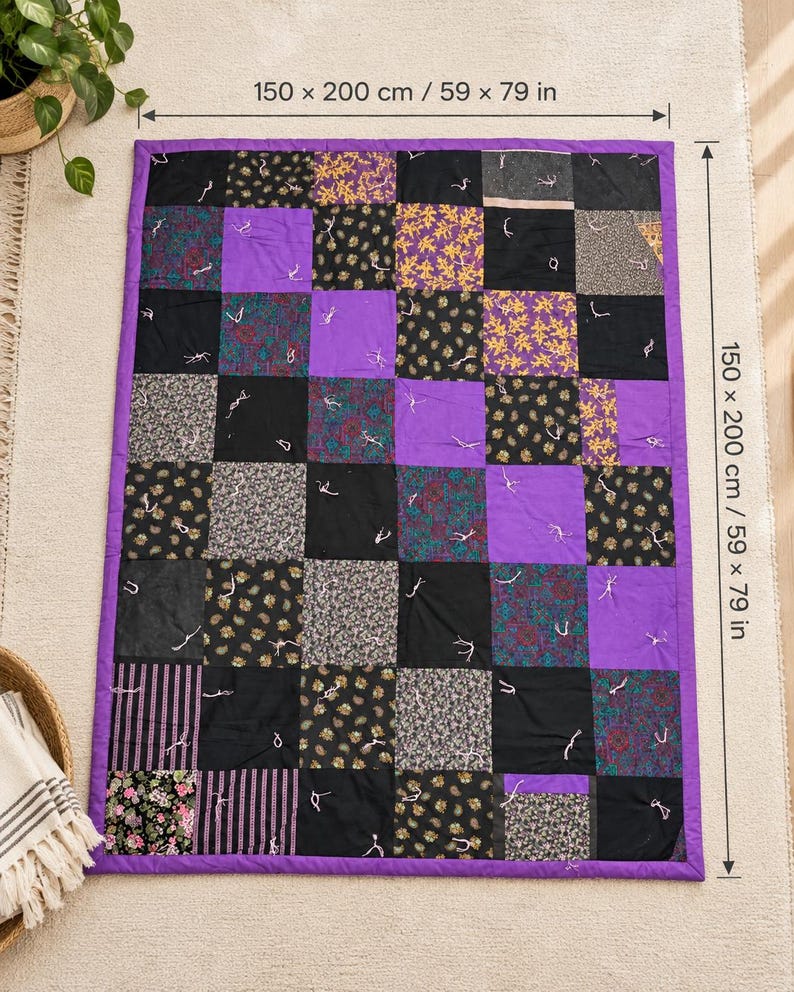 Pu&ograve; includere: Una trapunta patchwork rettangolare con una griglia di quadrati in tessuto viola tinta unita alternati a vari motivi in nero, viola e giallo. La trapunta misura 150 x 200 cm e presenta nodi bianchi visibili annodati a mano su ogni quadrato.