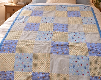 Handgefertigte blaue Patchworkdecke, Baumwoll-Tagesdecke für Jungen, Flugzeug- und Segelbootmotiv, geknotete Decke, Kinderzimmerdecke, 150 x 200 cm