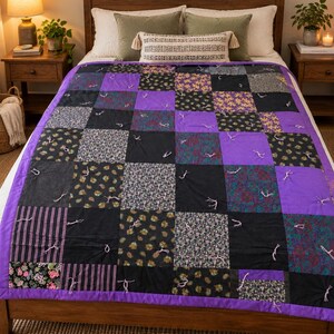 Pu&ograve; includere: Una trapunta patchwork composta da una griglia di pannelli quadrati in tessuto nei toni del viola, del nero e con motivi floreali scuri. La trapunta &egrave; annodata con piccoli fili di lana chiari agli angoli di ogni quadrato e ha un bordo viola.