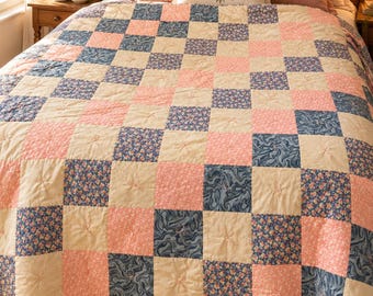 Patchwork-Tagesdecke in Rosa und Marineblau, geblümte Baumwolldecke, handgeknüpfte Landhausdecke, romantische Schlafzimmerdecke, 150 x 200 cm