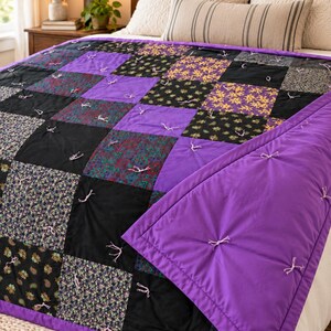 Pu&ograve; includere: Una trapunta patchwork caratterizzata da una griglia di blocchi di tessuto quadrati in tonalit&agrave; viola, nero e motivi floreali multicolori. La trapunta &egrave; annodata con piccoli nodi di filo chiaro a ogni intersezione e ha un retro in tinta unita.