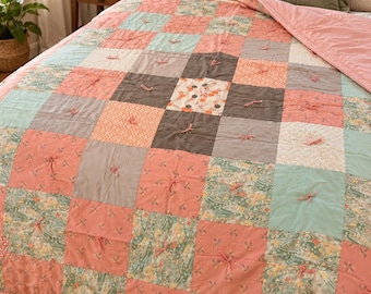 Patchwork-Steppdecke in Rosa-Salbei, Baumwoll-Tagesdecke 150 x 200 cm, handgeknüpfte Cottagecore-Decke, pastellfarbene Boho-Überwurfdecke, Unikat