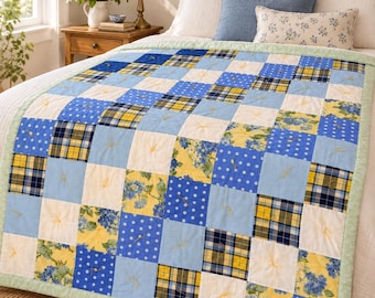 Handgefertigte blaue Patchworkdecke, florale Baumwoll-Tagesdecke, blau-gelb gebundene Decke, Landhaus-Schlafzimmerdecke, 150 x 200 cm