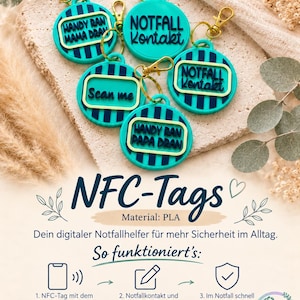 Könnte beinhalten: Fünf runde türkisfarbene NFC-Tags mit dunkelblauen Streifen und goldfarbenen Karabinerverschlüssen. Die Tags tragen erhabene Schriftzüge wie "HANDY RAN MAMA DRAN", "NOTFALL Kontakt", "Scan me" und "HANDY RAN PAPA DRAN". Sie bestehen aus PLA.