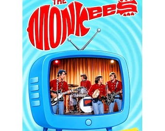 Op de afbeelding: De The Monkees Complete TV Series 4-dvd-set toont een felblauwe televisieafbeelding met een antenne. Binnenin het scherm spelen vier muzikanten in rode shirts instrumenten op een podium met oranje gordijnen en een lichtblauwe achtergrond.