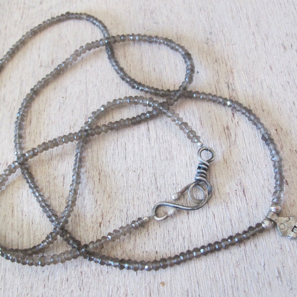 Collar con pequeño copto Cruz y Smokey cuarzo