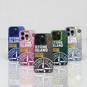 Könnte beinhalten: Fünf Smartphone-Hüllen in Blau, Pink, Schwarz, Grün und Grau. Jede Hülle zeigt den Text STONE ISLAND, ein Kompass-Logo und ein kleines gelbes rechteckiges Etikett mit dem Text C.P.1992. Die Hüllen haben einen dreifachen Kameraausschnitt.