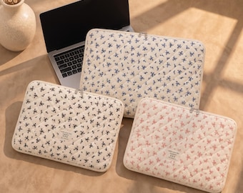 Gewatteerde laptophoes met bloemenpatroon – Chique beschermhoes voor 11-, 14- en 15-inch laptops, verkrijgbaar in zwart, blauw of roze.