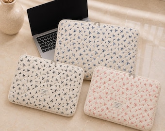 Housse Ordinateur Portable Matelassée à Motif Fleuri – Pochette de Protection Chic 11, 14 & 15 Pouces, Noir Bleu ou Rose