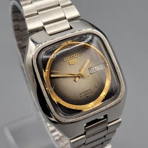 Reloj de pulsera clásico para hombre Seiko 5 7019-5090 automático con esfera marrón degradada / Caja cuadrada de acero inoxidable con forma de televisor retro