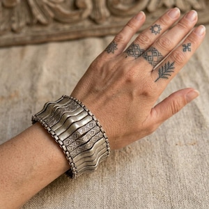 Authentieke vintage Berber armband met driehoekige schakels, antieke zilverkleurige tribale metalen schakelarmband, handgegraveerde statement armband in Marokkaanse stijl.