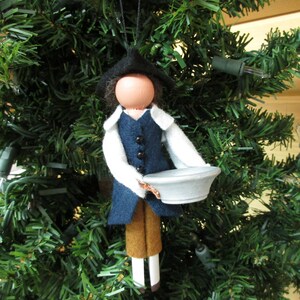 Paul Revere Clothespin Ornament, Christmas Ornament, Revere Silversmith, American Revolution, Peg Doll, Ornament Exchange, Colonial Patriot bild 8