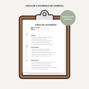 Könnte beinhalten: Eine digitale Reinigungs-Checkliste auf einem braunen Klemmbrett. Das weiße Dokument enthält schwarzen Text mit Überschriften wie LISTA DE CONTROLO DE LIMPEZA, COZINHA, CASA DE BANHO und QUARTO & SALA sowie Kontrollkästchen für Aufgaben und ein rundes DOWNLOAD DIGITAL-Abzeichen.