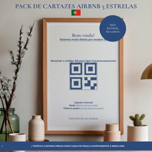 Pode incluir: Um cartaz emoldurado com uma borda de madeira clara contendo texto azul e um código QR. O texto diz Bem-vindo, Estamos muito felizes por receber-te, Escanear o código QR para ligar instantaneamente, Ligação manual, Rede, Palavra-passe e Desfruta da tua estadia.