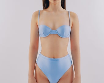 Gestroomlijnde en moderne Dahlia Celestial Blue-bikini van zachte, stretchy glanzende lycra
