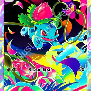 Könnte beinhalten: Eine bunte Ivysaur-Sammelkarte mit einem blauen Wesen, das eine große rosa Knospe auf dem Rücken trägt. Die Karte zeigt den Text Ivysaur, HP 110, Razor Leaf 60 und eine Beschreibung der Knospe, die schwer wird und einen süßen Duft verströmt.