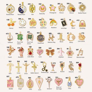 Peut inclure: Une collection de breloques en métal doré représentant diverses formes, notamment des cœurs, des fleurs, des animaux, des symboles célestes et des objets. Chaque breloque porte un numéro d'identification et un nom descriptif en anglais.