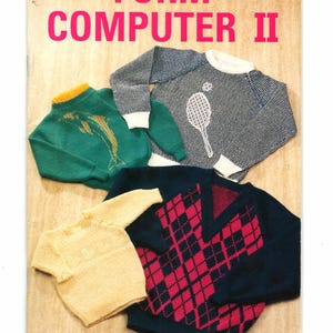 Puede incluir: Una portada de libro de patrones titulada FORM COMPUTER II que muestra cuatro suéteres tejidos: uno verde con un delfín, uno azul y blanco con una raqueta de tenis, uno amarillo sólido y uno azul marino con un patrón de rombos de color rosa.