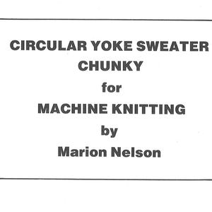 Può includere: Una scheda rettangolare bianca con angoli arrotondati presenta il testo "CIRCULAR YOKE SWEATER CHUNKY for MACHINE KNITTING by Marion Nelson." Il testo è in grassetto, in un carattere sans-serif. La scheda è etichettata "CARD No. 1."