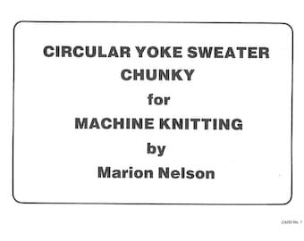 Può includere: Una scheda rettangolare bianca con angoli arrotondati presenta il testo "CIRCULAR YOKE SWEATER CHUNKY for MACHINE KNITTING by Marion Nelson." Il testo è in grassetto, in un carattere sans-serif. La scheda è etichettata "CARD No. 1."