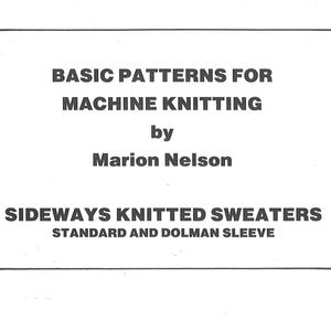 Può includere: Una copertina di libro rettangolare bianca con testo nero che recita: BASIC PATTERNS FOR MACHINE KNITTING by Marion Nelson SIDEWAYS KNITTED SWEATERS STANDARD AND DOLMAN SLEEVE. Il testo è centrato all'interno di un sottile bordo rettangolare nero.