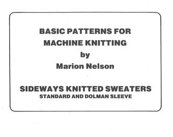Può includere: Una copertina di libro rettangolare bianca con testo nero che recita: BASIC PATTERNS FOR MACHINE KNITTING by Marion Nelson SIDEWAYS KNITTED SWEATERS STANDARD AND DOLMAN SLEEVE. Il testo è centrato all'interno di un sottile bordo rettangolare nero.