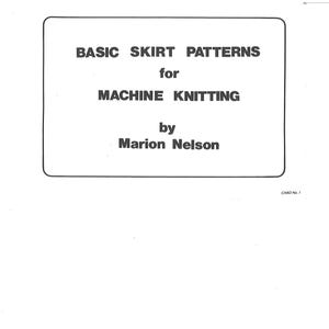 Può includere: Una carta rettangolare bianca con testo nero che recita BASIC SKIRT PATTERNS for MACHINE KNITTING by Marion Nelson. Nell'angolo in basso a destra, il testo recita CARD No. 1. La carta ha un sottile bordo nero attorno al testo principale.