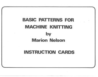 Può includere: Una scheda rettangolare bianca con angoli arrotondati che riporta il testo nero: BASIC PATTERNS FOR MACHINE KNITTING by Marion Nelson INSTRUCTION CARDS. Il testo è centrato e stampato con un carattere sans-serif semplice e in grassetto.