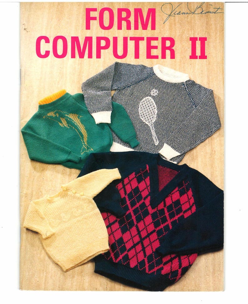 Pu&ograve; includere: Una copertina di un libro di modelli intitolata FORM COMPUTER II che mostra quattro maglioni lavorati a maglia: un maglione verde con un delfino, uno blu e bianco con una racchetta da tennis, uno giallo tinta unita e uno blu scuro con motivo a rombi rosa.