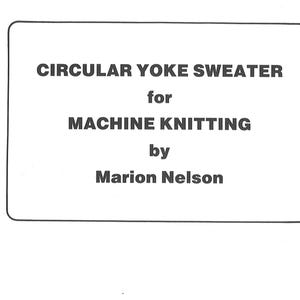 Può includere: Una carta rettangolare bianca con testo nero che recita: CIRCULAR YOKE SWEATER for MACHINE KNITTING by Marion Nelson. Nell'angolo in basso a destra, il testo recita CARD No. 1. La carta ha un sottile bordo nero attorno al testo stampato.