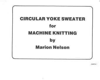 Può includere: Una carta rettangolare bianca con testo nero che recita: CIRCULAR YOKE SWEATER for MACHINE KNITTING by Marion Nelson. Nell'angolo in basso a destra, il testo recita CARD No. 1. La carta ha un sottile bordo nero attorno al testo stampato.