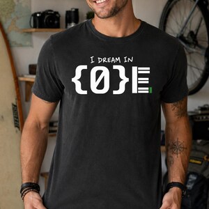 Ik droom in code | Programmeur T-shirt | Slim T-shirt met code-typografie | Statement top voor softwareontwikkelaars | Unisex T-shirt | Comfort Colors®