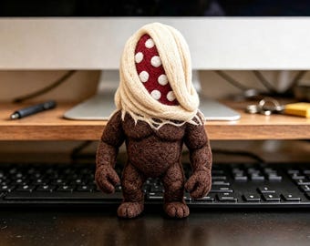 ニードルフェルトの目玉モンスター人形、ラヴクラフト風の翼のある生き物、不気味でかわいいエイリアンの置物、手作りのウール製ファンタジー装飾