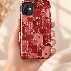 Funda resistente para teléfono con corazones de patchwork rojos, carcasa de policarbonato y revestimiento de TPU.