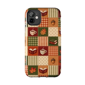 Könnte beinhalten: Eine Smartphone-Hülle mit einem Patchwork-Gitterdesign und herbstlichen Illustrationen, darunter offene Bücher, dampfende Kaffeetassen, Eicheln und Ahornblätter in verschiedenen Orange-, Grün-, Rot- und Cremetönen auf gemusterten Quadraten.