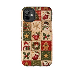 Puede incluir: Una funda para smartphone con un diseño de patchwork acolchado que muestra varios iconos navideños, incluyendo muñecos de nieve, hombres de jengibre, calcetines rojos, coronas verdes, estrellas doradas, copos de nieve, acebo y cacao.