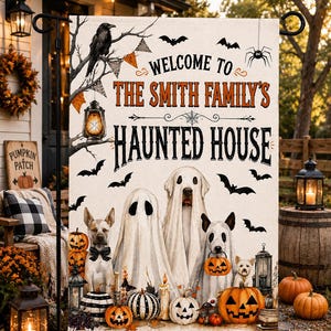 以下が含まれることがあります： クリーム色の背景に「WELCOME TO THE SMITH FAMILY'S HAUNTED HOUSE」という文字が書かれた長方形のガーデンフラッグ。黒いカラス、コウモリ、クモ、ランタン、そして白いシーツを被った3匹を含む4匹の犬が描かれています。