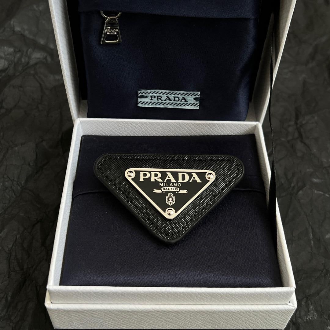 PRADA ヴィンテージ チャーム Vintage Prada Leather Metal Brooch | Black/silver | White