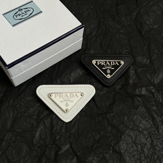 PRADA ヴィンテージ チャーム Vintage Prada Leather Metal Brooch | Black/silver | White