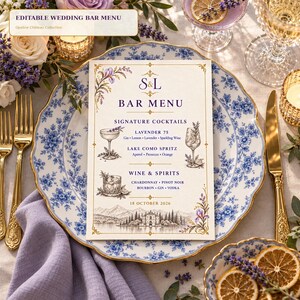 Może przedstawiać: Prostokątna karta menu barowego na wesele z napisem "S&L BAR MENU" oraz ilustracjami koktajli, jeziora i zamku. Projekt zawiera fioletowe akcenty kwiatowe, złote obramowania oraz datę "18 OCTOBER 2026" wydrukowaną na kremowym papierze.