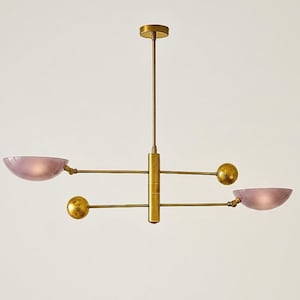 Moderner, zweiflammiger, linearer Kronleuchter aus Messing mit rosafarbenen Glasschirmen – Pendelleuchte im Mid-Century-Stil