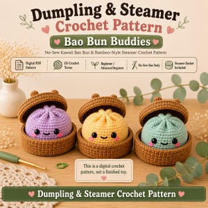 Peut inclure: Un modèle de crochet numérique intitulé Dumpling & Steamer Crochet Pattern Bao Bun Buddies. L'image montre trois bao buns au crochet en violet, jaune et vert clair, chacun dans un panier vapeur au crochet marron avec un couvercle.