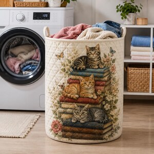 Vintage wasmand met kattenmotief, gewatteerd, drie katten op antieke boekenstapels, landelijke stijl wasmand, opbergmand voor de kinderkamer, cadeau voor kattenliefhebbers