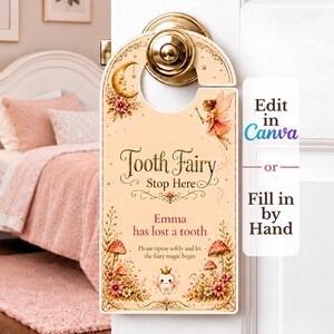 Può includere: Un cartello da porta beige con una luna crescente, una fata, funghi e fiori. Il testo recita: Tooth Fairy Stop Here, Emma has lost a tooth, Please tiptoe softly and let the fairy magic begin. Include il testo: Edit in Canva or Fill in by Hand.