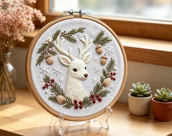 カスタマイズ可能なパターン、冬の白い鹿の刺繍キット - 森の子鹿のリース コテージコア DIY クラフト ギフト 彼女への心地よいクリスマス マインドフル ステッチ