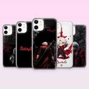 Könnte beinhalten: Eine Sammlung von fünf Smartphone-Hüllen mit Devil May Cry-Grafiken. Die Designs zeigen eine Figur mit weißem Haar in einem roten Mantel, eine Chibi-Illustration und den Schriftzug Devil May Cry auf schwarzen und weißen Hintergründen.